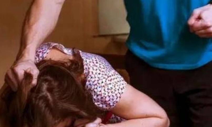 Rêver d’être battu par des membres de la famille : 18 Interprétations et Symboles