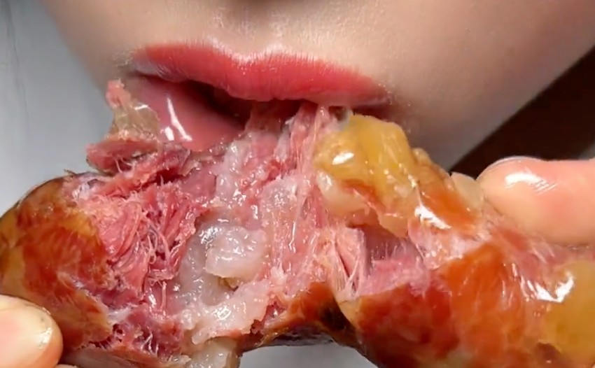 Rêver de manger des saucisses : 9 Interprétations et Symboles