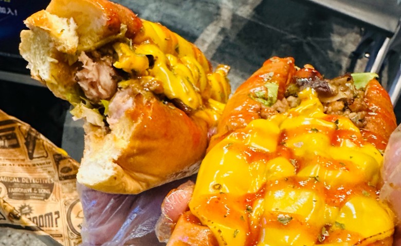 Rêver de manger des hot-dogs : 8 Interprétations et Symboles