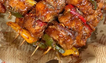 Rêver de manger des brochettes de poulet : 11 Interprétations et Symboles