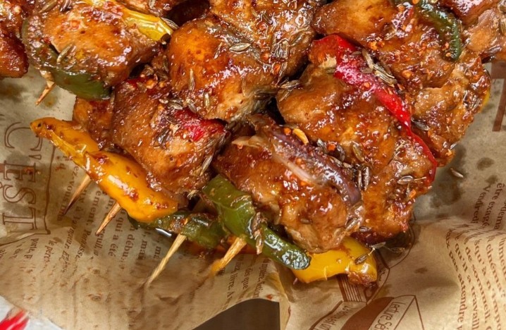 Rêver de manger des brochettes de poulet : 11 Interprétations et Symboles