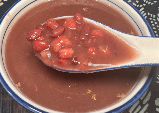 Rêver de manger de la bouillie de haricots rouges : 7 Interprétations et Symboles