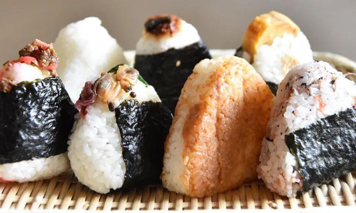 Rêver de manger des boulettes de riz : 7 Interprétations et Symboles