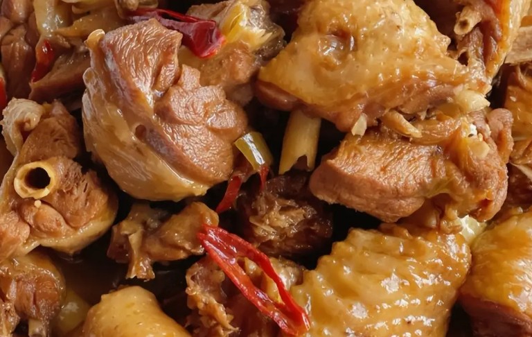 Rêver de manger du poulet : 17 Interprétations et Symboles