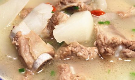 Rêver de la soupe de côtes de porc : 14 Interprétations et Symboles