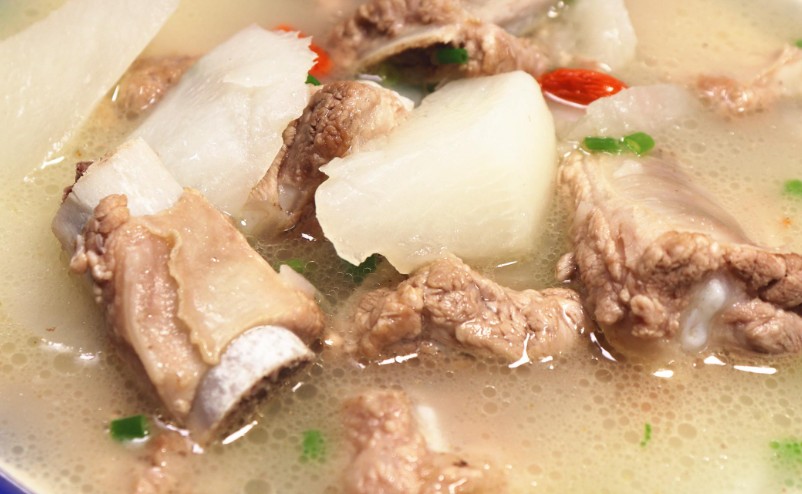 Rêver de la soupe de côtes de porc : 14 Interprétations et Symboles