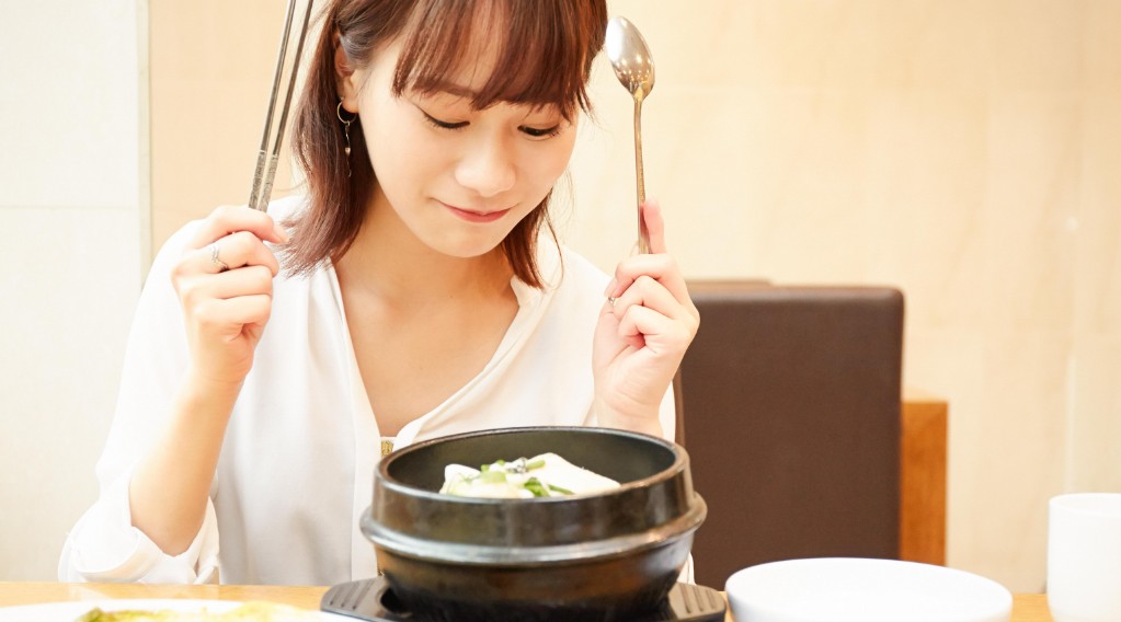 Rêver de manger avec votre ex : 10 Interprétations et Symboles