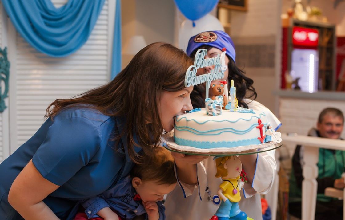 Rêver de manger un gâteau : 13 Interprétations et Symboles