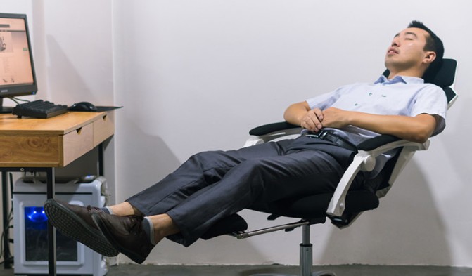 Rêver d'être assis sur une chaise : 10 Interprétations et Symboles