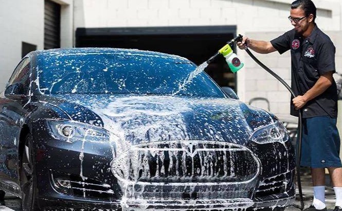 Rêver de laver sa voiture : 16 Interprétations et Symboles