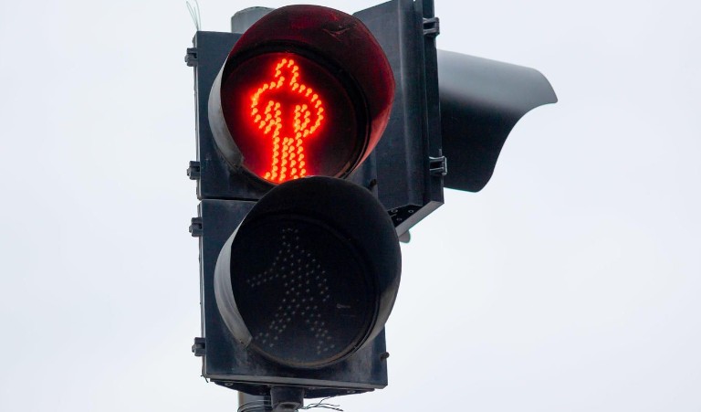 Rêver de feux de circulation : 16 Interprétations et Symboles