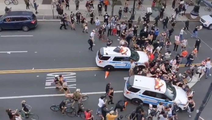 Rêver de traverser hors des passages piétons : 15 Interprétations et Symboles