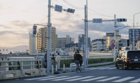 Rêver de traverser un passage piéton : 20 Interprétations et Symboles
