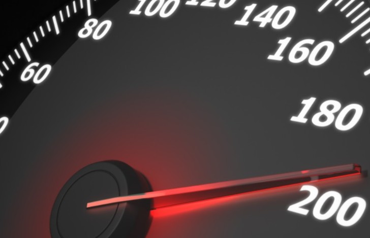 Rêver d'excès de vitesse : 20 Interprétations et Symboles