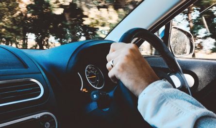 Rêver de conduire sans permis : 22 Interprétations et Symboles