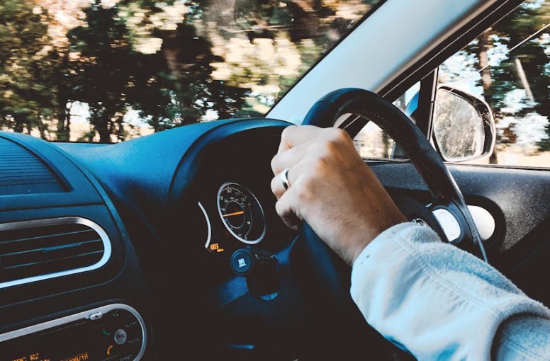 Rêver de conduire sans permis : 22 Interprétations et Symboles