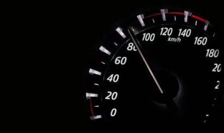 Rêver d'une voiture qui accélère soudainement : 21 Interprétations et Symboles