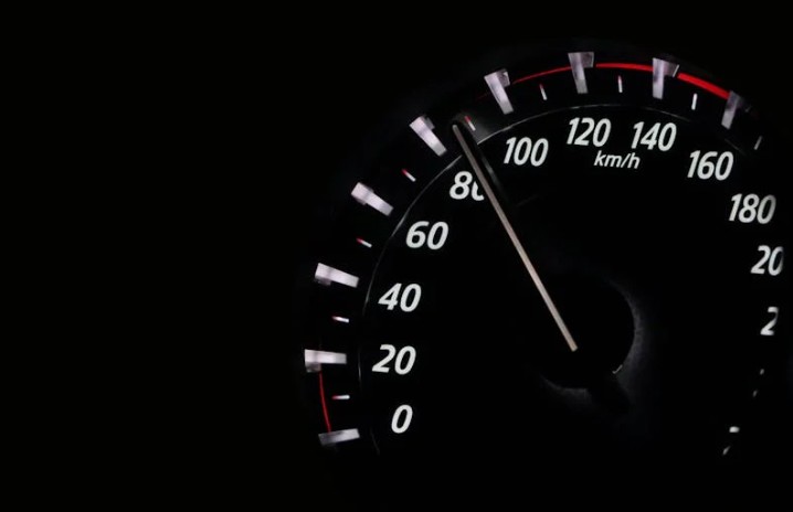 Rêver d'une voiture qui accélère soudainement : 21 Interprétations et Symboles