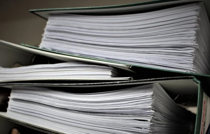 Rêver de dossiers : 25 Interprétations et Symboles