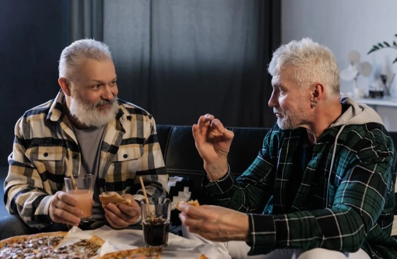 Rêver d'une connaissance : 26 Interprétations et Symboles