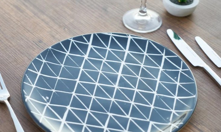 Rêver de vaisselle : 25 Interprétations et Symboles