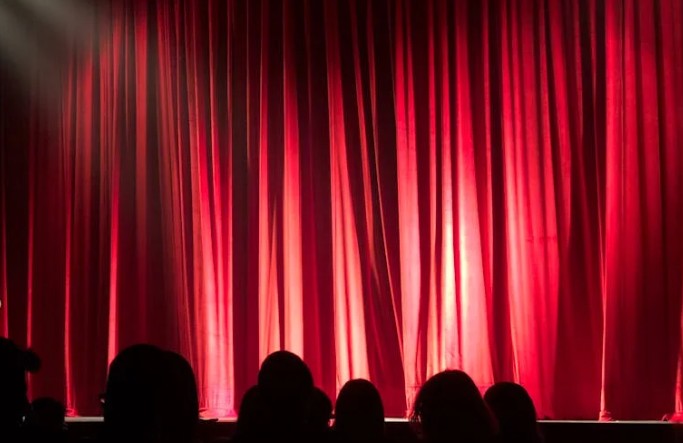 Rêver de rideaux : 19 Interprétations et Symboles