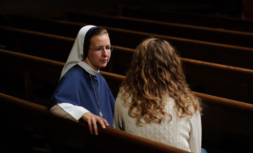 Rêver de religieuses : 15 Interprétations et Symboles