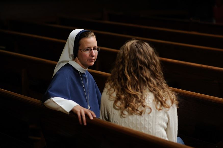 Rêver de religieuses : 15 Interprétations et Symboles