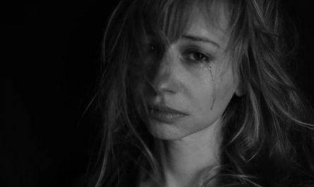 Rêver de pleurer : 23 Interprétations et Symboles