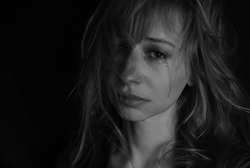 Rêver de pleurer : 23 Interprétations et Symboles