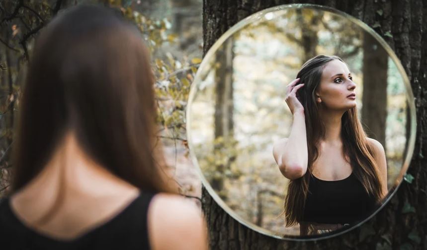 Rêver d'un miroir : 27 Interprétations et Symboles