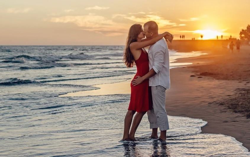 Rêver d’embrasser : 15 Interprétations et Symboles