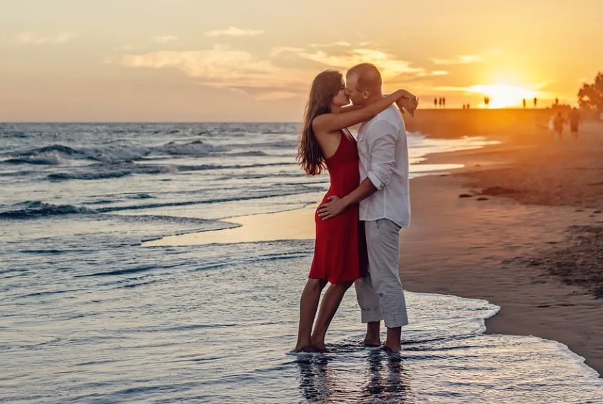 Rêver d'embrasser : 15 Interprétations et Symboles