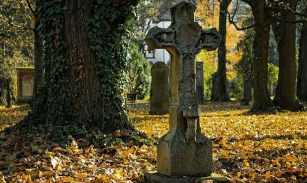 Rêver de la mort de sa mère : 9 Interprétations et Symboles