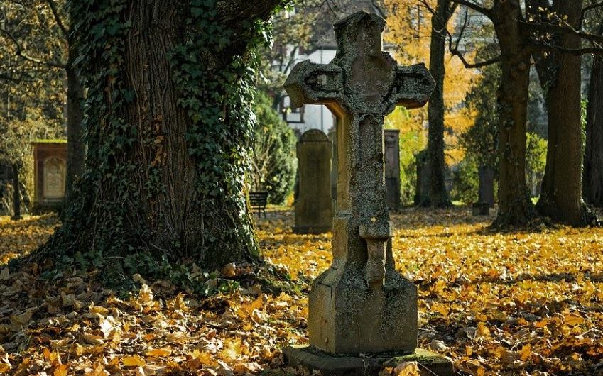 Rêver de la mort de sa mère : 9 Interprétations et Symboles