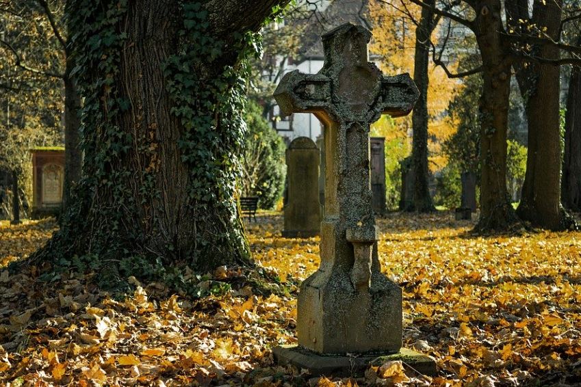 Rêver de la mort de sa mère : 9 Interprétations et Symboles