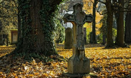 Rêver de la mort d'un inconnu : 10 Interprétations et Symboles