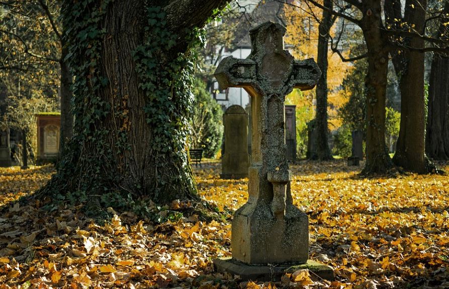 Rêver de la mort d'un inconnu : 10 Interprétations et Symboles