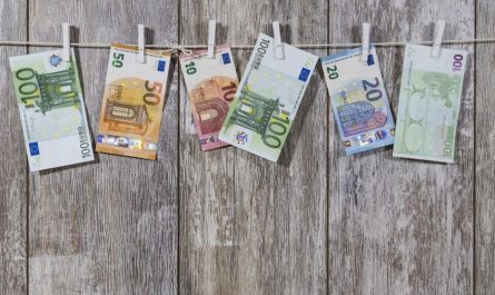 Rêver d'argent déchiré : 10 Interprétations et Symboles