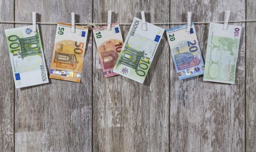 Rêver d&rsquo;argent déchiré : 10 Interprétations et Symboles