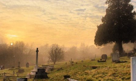 Rêver d'une tombe : 13 Interprétations et Symboles