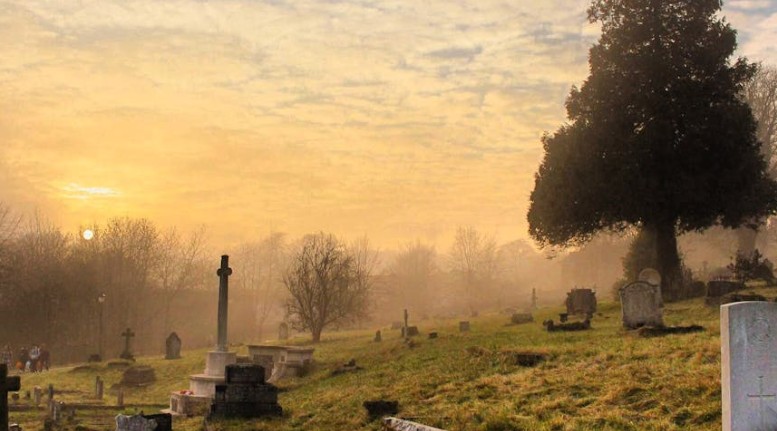 Rêver d'une tombe : 13 Interprétations et Symboles