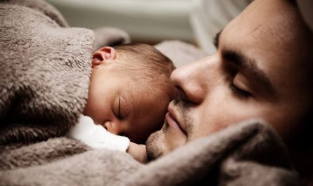 Rêver d'un nouveau-né : 8 Interprétations et Symboles