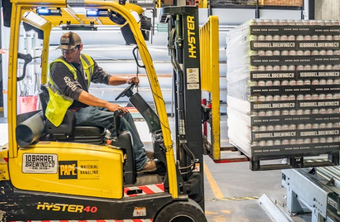 Rêver de conduire un chariot élévateur - 9 significations et symboles