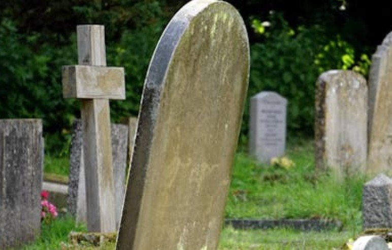 Rêver de sa belle-mère décédée : 20 significations et symboles