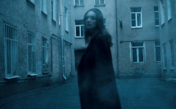 Rêver de la mort d&rsquo;un inconnu en tombant – 8 significations et symboles