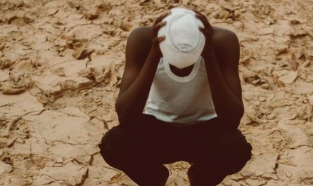 Rêver de la mort de son cousin : 9 significations et symboles