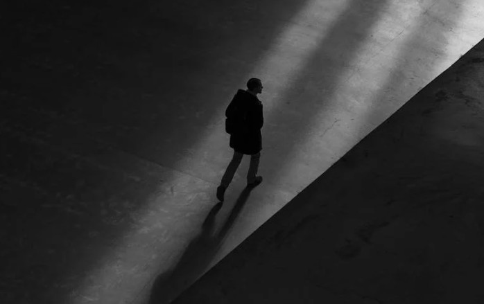 Rêver de la mort d&rsquo;un ami – 9 significations et symboles