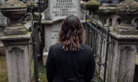 Rêver de la mort d'un ami - 9 significations et symboles