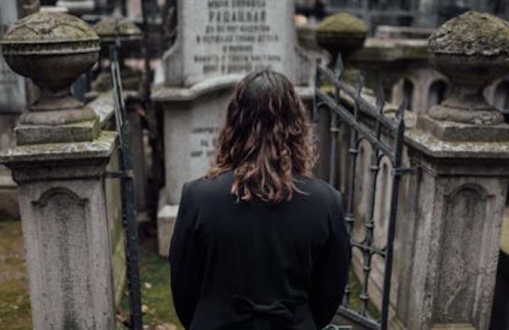 Rêver de la mort d'un ami - 9 significations et symboles